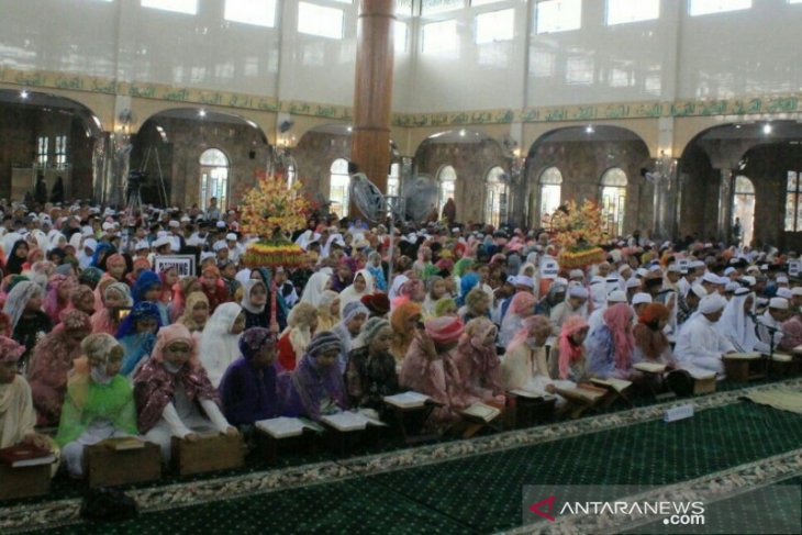 2611 pelajar sekolah dasar Khattam Quran bersama
