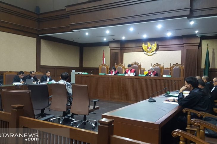 Dua pengusaha didakwa suap direktur Krakatau Steel Rp157,05 juta