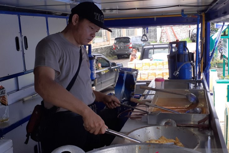 Petugas Mobil Dapur Umum Lapangan Tengah Bekerja