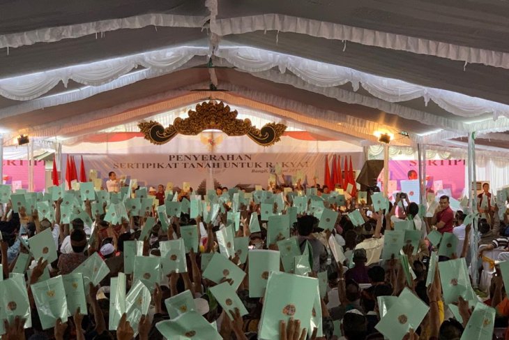 Presiden Jokowi kembali membagikan sepeda saat serahkan sertifikat tanah di Bali