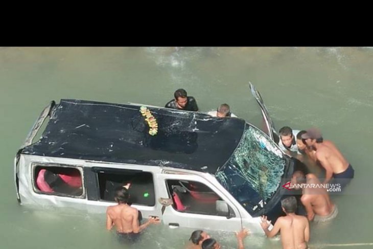 Mini bus terjun bebas ke sungai, 10 penumpang selamat