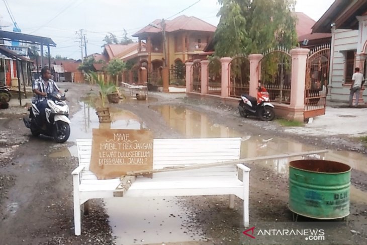 Warga Nagan Raya tutup jalan pakai kursi dan pohon kelapa