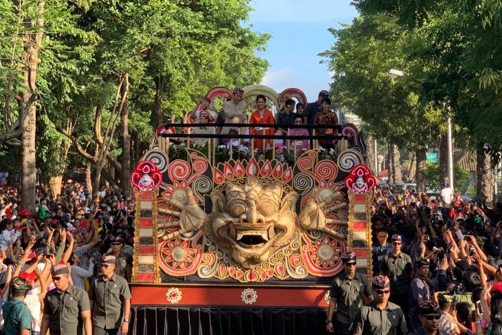 Presiden Jokowi naiki kendaraan hias dalam pawai PKB 2019