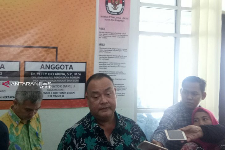 Lima tersangka komisioner KPU Palembang mengikuti proses hukum