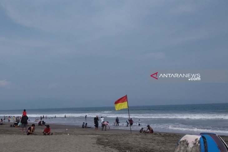 Balawista Sukabumi selamatkan wisatawan tenggelam di Pantai Istiqomah