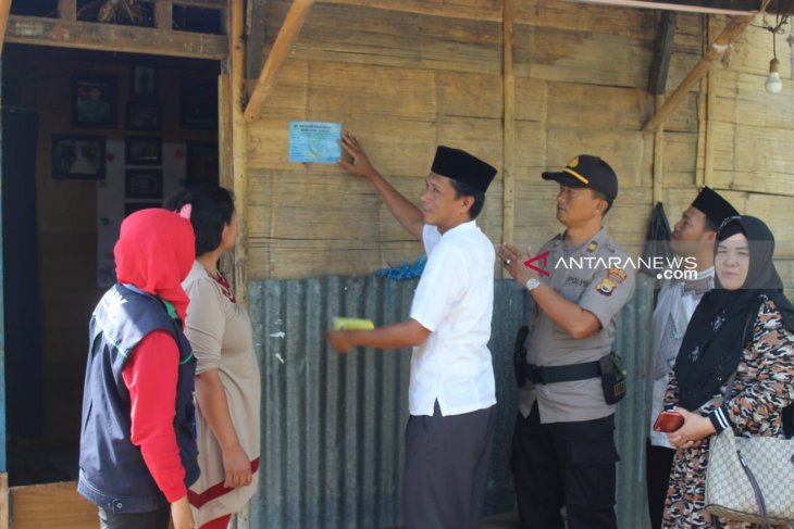 Pemasangan stiker keluarga miskin di Rejang Lebong bertahap