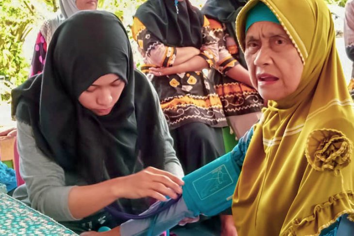 Warga Tanah Bumbu periksa kesehatan pascatinggalkan lokasi pengungsian