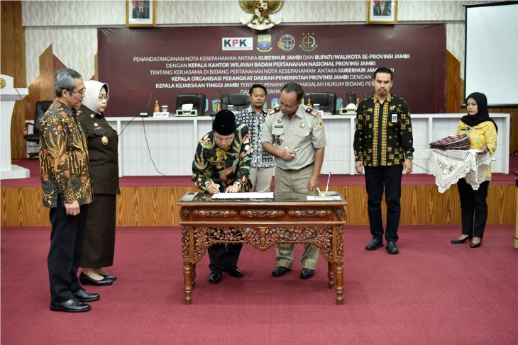 Gubernur Jambi teken kesepakatan bersama bupati-walikota disaksikan KPK
