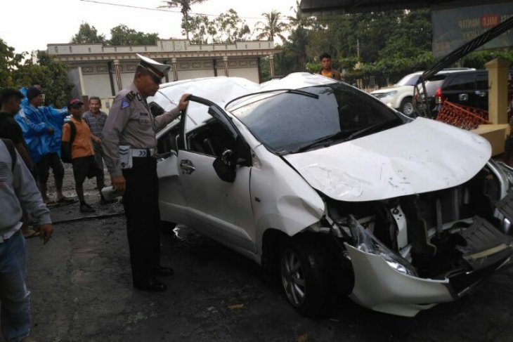 Minibus asal Padang lakalantas di Parapat, satu tewas
