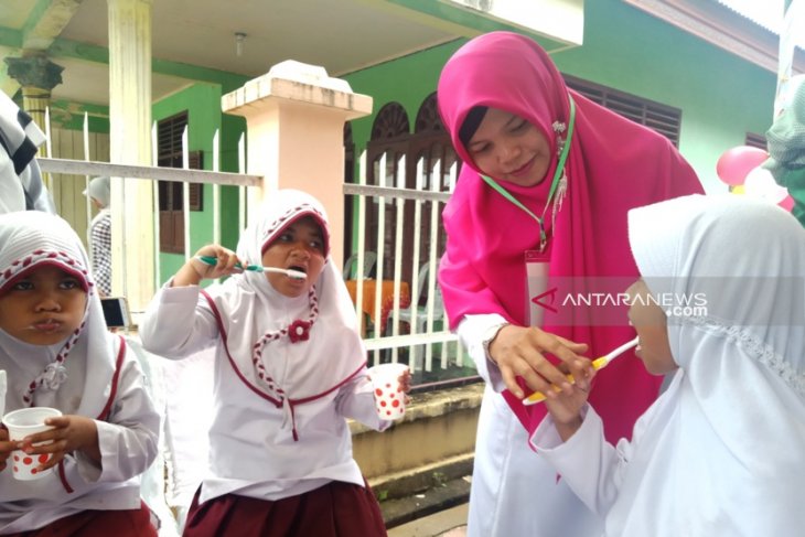 Puluhan anak disabilitas di Aceh Barat ikut sikat gigi massal