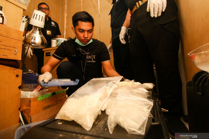 Polisi ungkap pabrik rumahan yang olah obat sesak nafas jadi narkoba kualitas tinggi