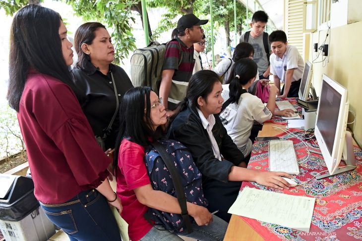 Demi sekolah anak orangtua rela antre dari dini hari