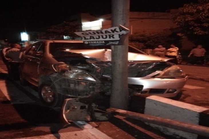 Mobil Avanza rusak berat usai tabrak pembatas jalan di Tebing Tinggi
