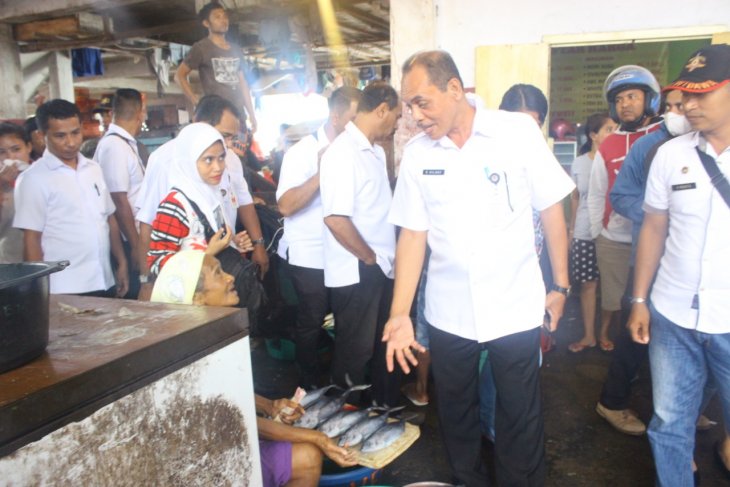 Pemkot Ambon tertibkan fasilitas toilet gantung di pasar Mardika