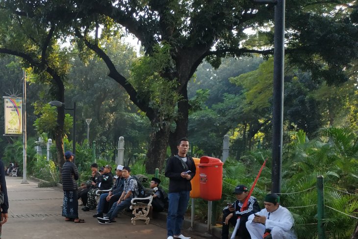 Massa tahlil akbar mulai berdatangan ke Patung Kuda Monas