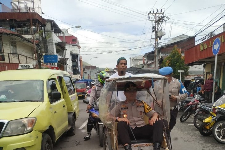 Ketika Jenderal polisi bintang dua naik becak ke kantor Polda