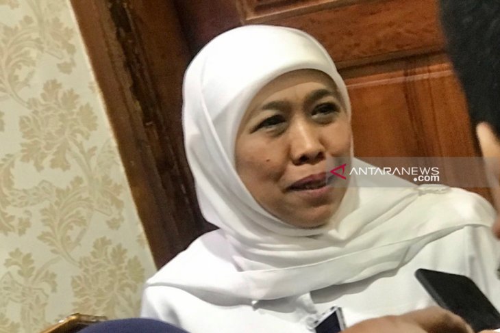 Gubernur Jatim serahkan 3.196 paket bahan pokok