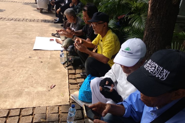 Massa keluhkan sinyal untuk nonton