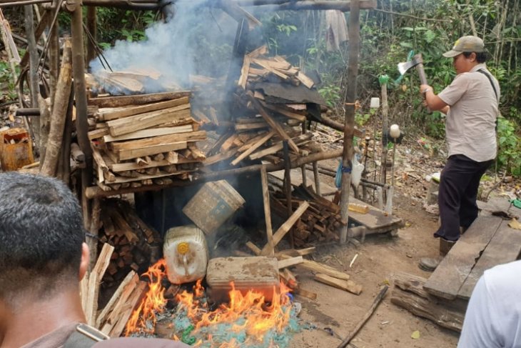 Polisi bongkar rumah produksi miras lokal di Sorong