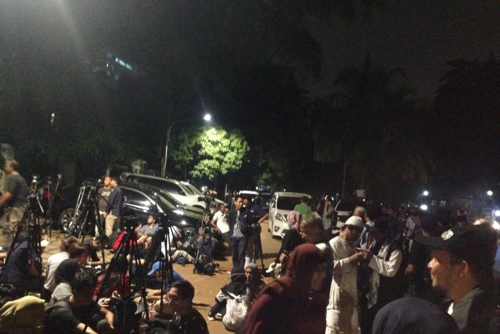 Supporters throng Prabowo's residence before MK's trial result