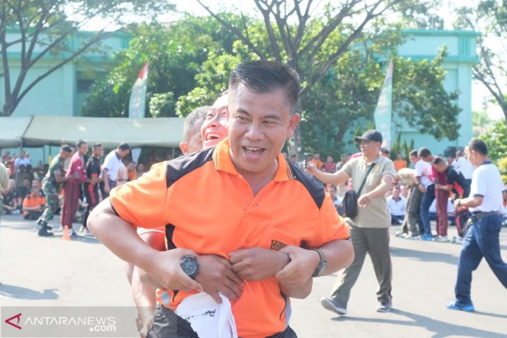 Tingkatkan sinergitas, Polisi dan TNI gelar olahraga bersama