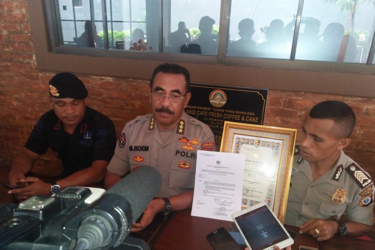 Dedikasi polisi merah putih di wilayah pedalaman Buru Selatan oleh Daniel Leonard