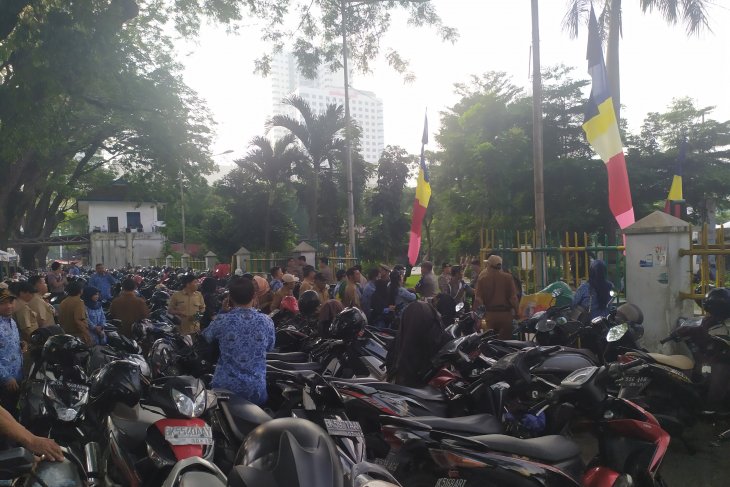 Terlambat hadir, ASN berdiri di luar pagar  saat upacara HUT Kota Medan