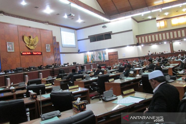 Parlementaria - DPR Aceh sahkan raqan retribusi menjadi peraturan daerah