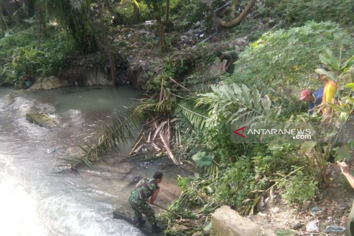 Koramil 14/DMR bersama masyarakat bersihkan aliran Sungai Bah Linta