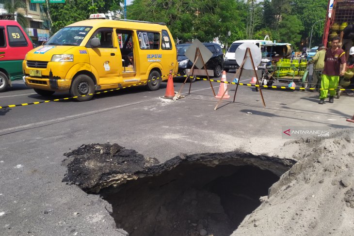 Hati-hati.. Ada lubang besar di Jalan Perintis Kemerdekaan Medan