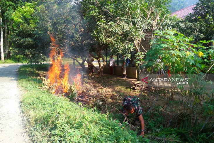 Laksanakan program rutin Kodim 0204/DS, Koramil 14/DMR gelar Jumat bersih