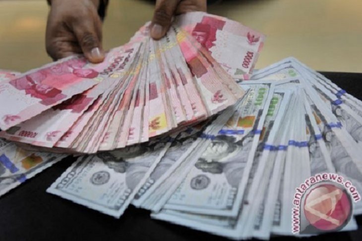 Rupiah awal pekan melemah dipengaruhi sentimen perang dagang