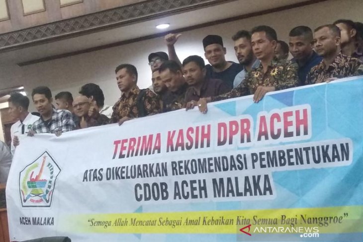 Parlementaria - DPRA rekomendasikan pembentukan dua daerah otonomi baru