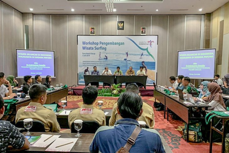 Kemenpar kembangkan wisata selancar di Cilacap