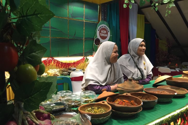 Peserta famtrip KJRI Johor Bahru nikmati makanan khas Aceh
