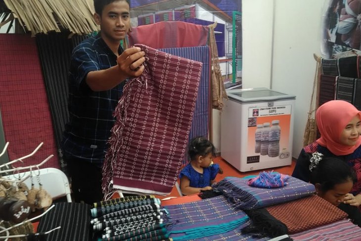 Disperindag Lebak bina perajin kain tenun Suku Baduy