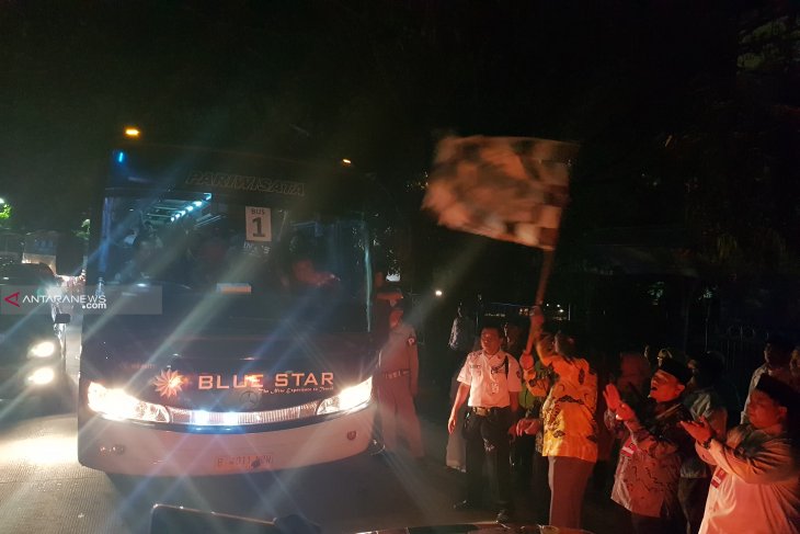Bupati lepas 410 jemaah calon haji asal Bekasi