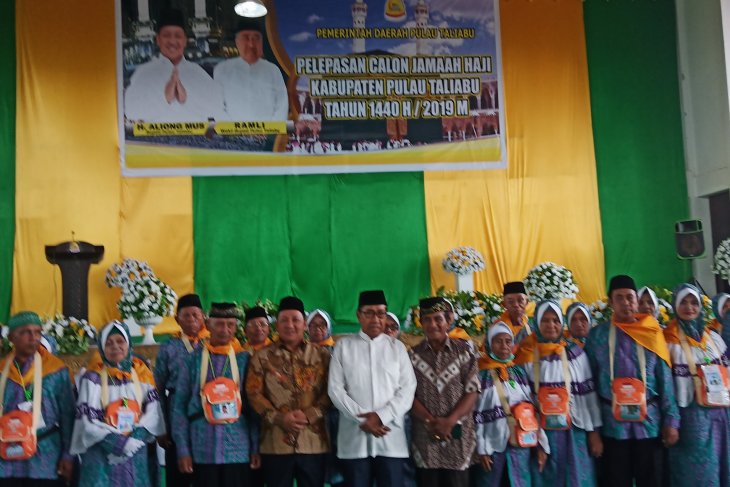Bupati Taliabu lepas 56 Calhaj ke tanah suci