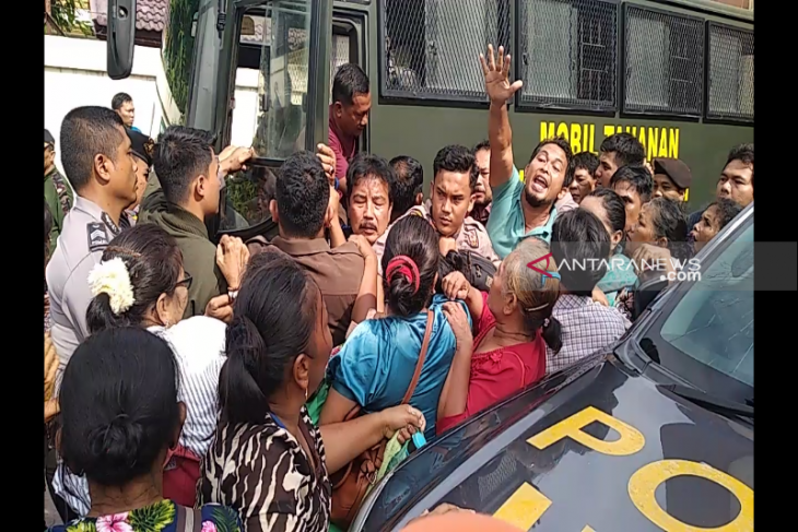 Massa pendukung Bonaran Situmeang histeris dan protes vonis hakim