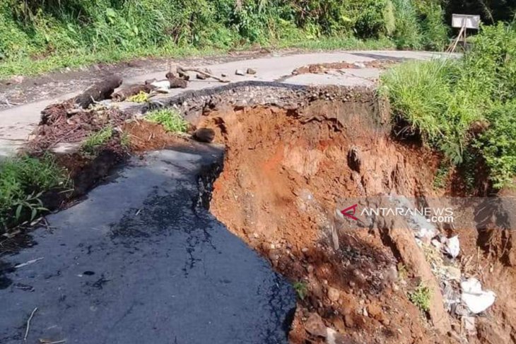 Perbaikan jalan longsor di Rejang Lebong terkendala anggaran ganti rugi