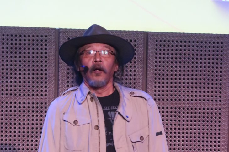 Terinspirasi puisi, Sujiwo Tedjo desain sarung sendiri