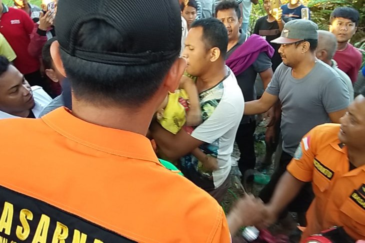 Basarnas evakuasi seorang bocah masuk lubang paku bumi