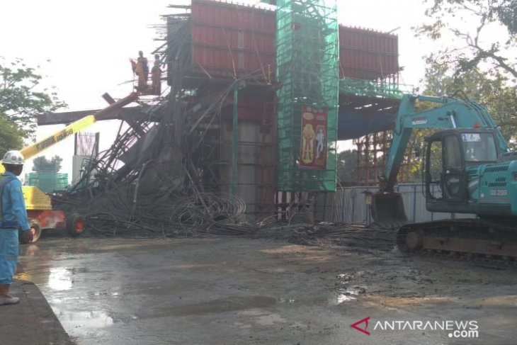 Hati-hati, Tiang pancang Tol BORR ambruk