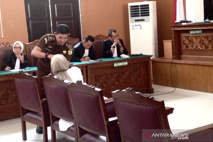 Hakim tegur Ratna Sarumpaet karena gunakan tasbih saat sidang