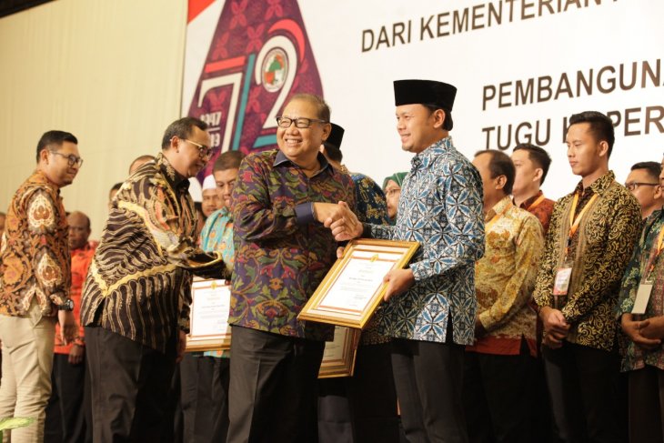 Menkop UKM berikan penghargaan bagi insan koperasi