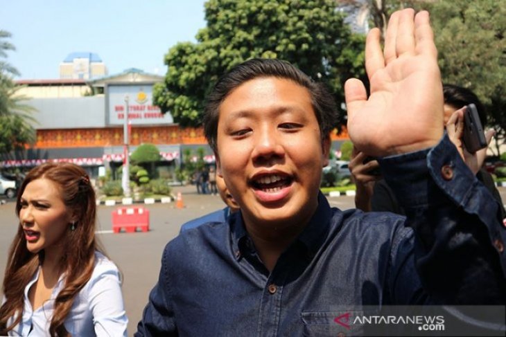 Sidang perdana kasus 'bau ikan asin' terdakwa Galih Ginanjar dkk