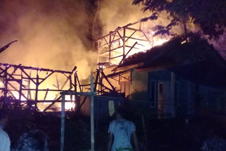 Dua rumah ludes terbakar diduga akibat kebocoran gas