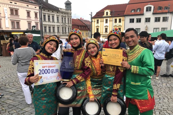Rapai Geleng juara 1 lomba Internasional Folkrore Festival
