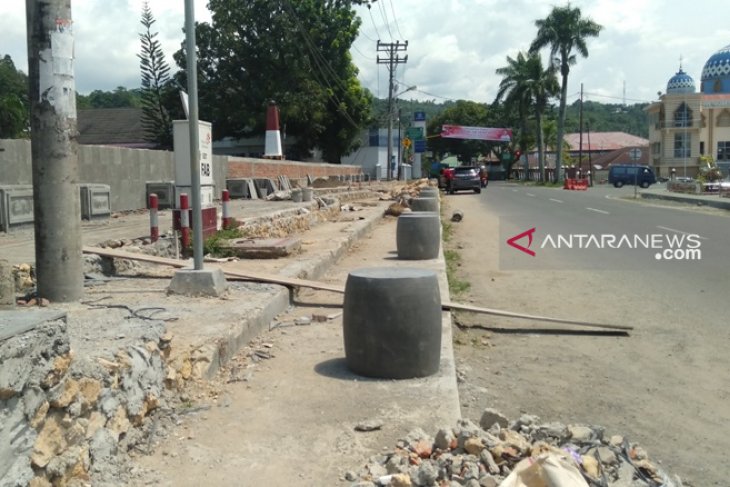 Pembangunan miniatur di trotoar persempit bahu Jalan di Gunungsitoli