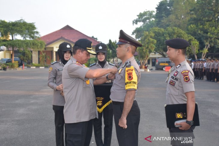 Kapolda Jambi berikan pin emas Bhabinkamtibmas terbaik